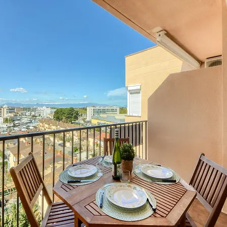 In Near Sta Margarita Росас