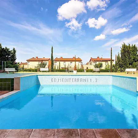 In Near Sta Margarita Росас